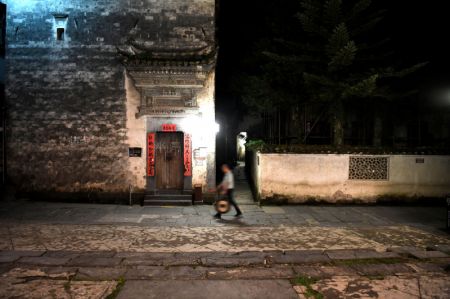 (miniature) Le veilleur de nuit Lu Lei sonne un gong dans le village de Xidi du district de Yixian