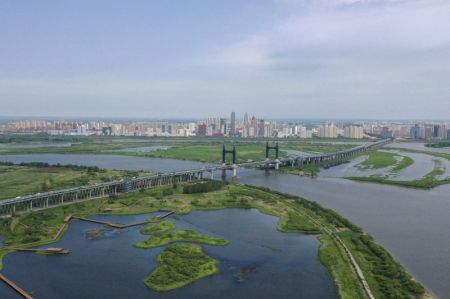 (miniature) Photo aérienne du paysage d'une zone humide autour d'un pont à Harbin