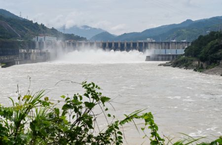 (miniature) La centrale hydroélectrique de Shuikou ouvre ses écluses pour lâcher de l'eau après des jours de pluies sur le cours supérieur de la rivière Minjiang dans le district de Minqing