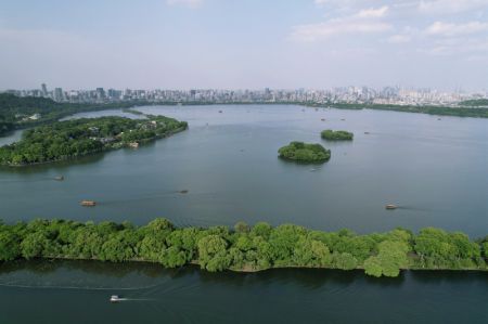 (miniature) Photo prise le 7 mai 2021 montrant le paysage de la zone touristique du lac de l'Ouest à Hangzhou