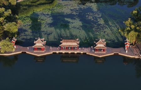 (miniature) Photo aérienne de touristes visitant la Résidence impériale d'été à Chengde