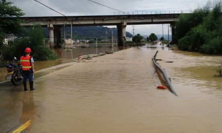 (miniature) Des secouristes dans une rue inondée du bourg de Dongping