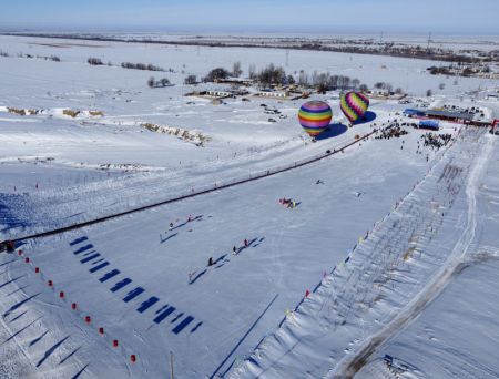 (miniature) Vue aérienne de la cérémonie d'ouverture du deuxième carnaval du tourisme de neige et de glace dans le district autonome kazakh de Mori