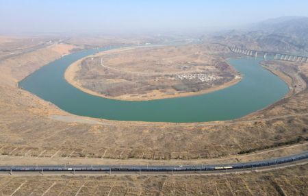 (miniature) Photo aérienne prise le 3 mars 2021 montrant une section du fleuve Jaune dans la région autonome Hui du Ningxia