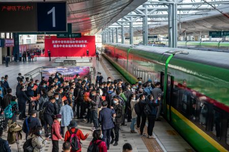 (miniature) Des passagers font la queue pour monter &agrave; bord d'un train &eacute;lectrique &agrave; unit&eacute;s multiples du chemin de fer Chine-Laos