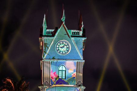 (miniature) Un spectacle de lumi&egrave;re est projet&eacute; sur un clocher &agrave; Haikou