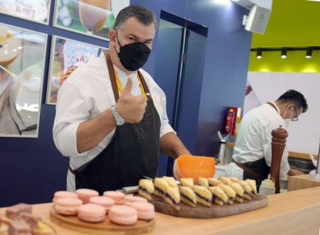 (miniature) Un pâtissier présente des desserts lors de la cinquième Exposition internationale d'importation de la Chine (CIIE)