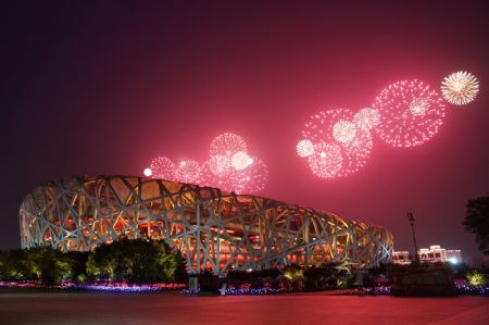 (miniature) Feux d'artifice au-dessus du stade national &agrave; Beijing