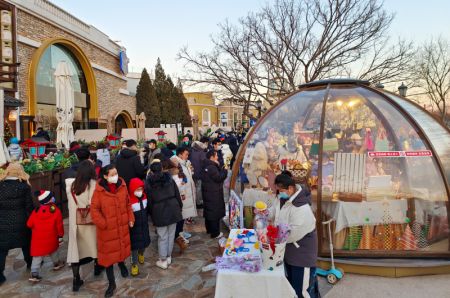 (miniature) Des personnes profitent de leur temps libre dans un centre commercial