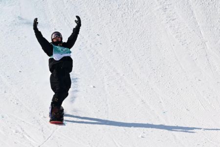(miniature) Le snowboardeur chinois Su Yiming lors de la finale de big air des Jeux olympiques d'hiver de Beijing 2022