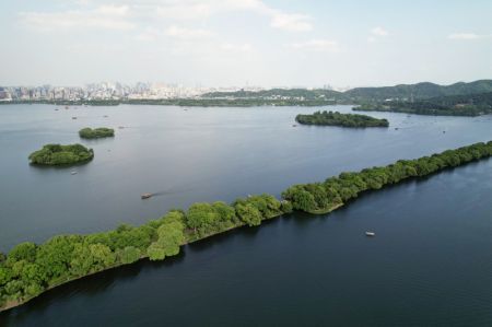 (miniature) Photo prise le 7 mai 2021 montrant le paysage de la zone touristique du lac de l'Ouest à Hangzhou