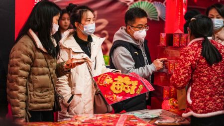 (miniature) Des habitants choisissent des décorations à l'approche de la fête du Printemps à la place Lanhua dans l'arrondissement de Nanming