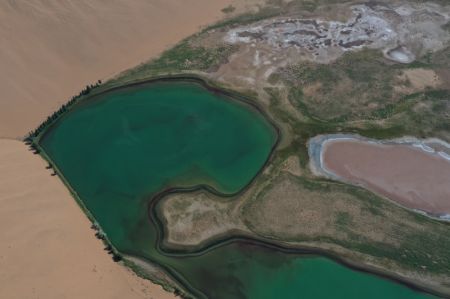 (miniature) Photo aérienne prise le 30 mai 2020 d'un lac dans le désert de Badain Jaran