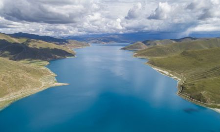 (miniature) Photo aérienne du lac Yamzbog Yumco