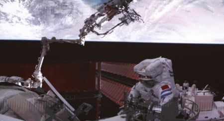 (miniature) Capture d'&eacute;cran r&eacute;alis&eacute;e au Centre de contr&ocirc;le a&eacute;rospatial de Beijing du ta&iuml;konaute Zhang Lu de Shenzhou-15 sortant du module laboratoire Wentian de la station spatiale chinoise pour effectuer des activit&eacute;s extrav&eacute;hiculaires