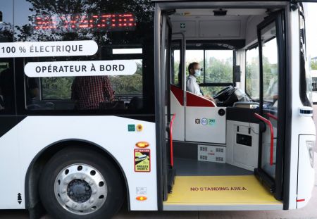 (miniature) Un bus autonome fabriqué par l'entreprise chinoise CRRC Electric Vehicle mène des tests à Paris