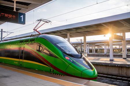 (miniature) Un train électrique à unités multiples du chemin de fer Chine-Laos arrive à la gare de Yuxi