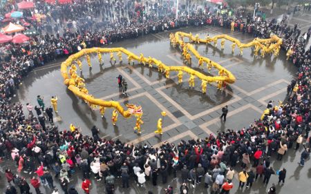 (miniature) Des gens admirent une danse du dragon dans le district de Quanjiao de la province chinoise de l'Anhui (est)