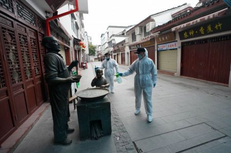 (miniature) Des membres du personnel désinfectent Hubuxiang