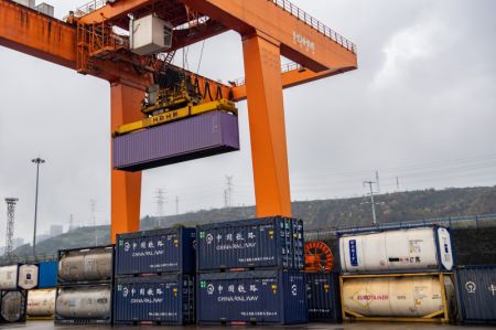 (miniature) Un pont roulant en action dans le port Guoyuan à Chongqing