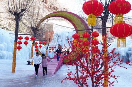 (miniature) Des touristes s'amusent sur le site touristique de Tianheshan