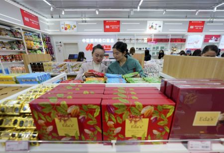 (miniature) Des personnes achètent des produits dans un magasin vendant des produits sous douane à la gare de Hankou