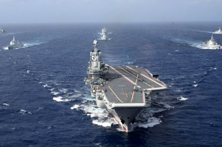 (miniature) La formation du porte-avions chinois Liaoning effectue un entraînement régulier au combat réel en haute mer à la fin du mois d'octobre 2024