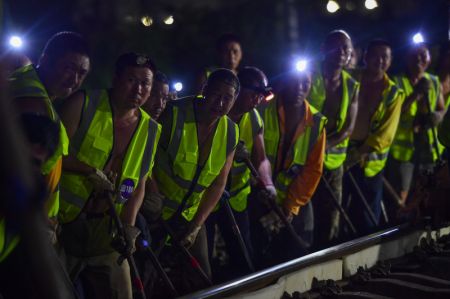 (miniature) Des constructeurs ferroviaires travaillent toute la nuit pour effectuer des am&eacute;liorations ferroviaires