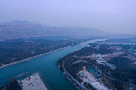 (miniature) Photo prise le 16 décembre 2020 montrant une vue du fleuve Jaune dans le district Guide de la préfecture autonome tibétaine de Hainan