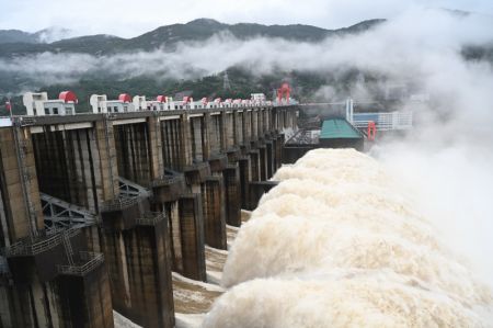 (miniature) Photo prise le 13 juin 2022 montrant l'eau jaillissant d'une vanne de la centrale hydroélectrique de Shuikou