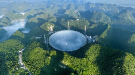 (miniature) Photo aérienne prise tôt le matin du 25 juillet 2022 montrant une vue panoramique du radiotélescope sphérique de 500 mètres d'ouverture (Five-hundred-meter Aperture Spherical radio Telescope