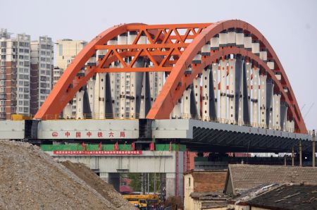 (miniature) Photo prise le 9 avril 2020 montrant un grand pont près de la gare ferroviaire de Fengtai dans l'arrondissement de Fengtai à Beijing
