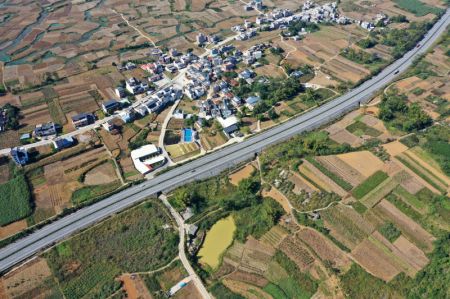 (miniature) Photo aérienne d'une autoroute dans le district autonome Yao de Du'an