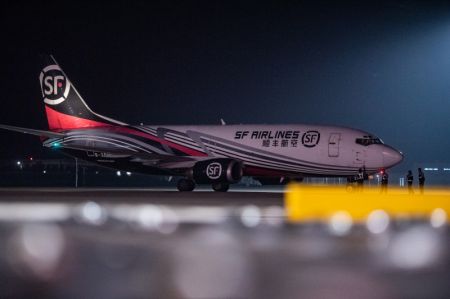 (miniature) Un avion de fret à destination de Shenzhen s'apprête à décoller à l'aéroport Huahu d'Ezhou
