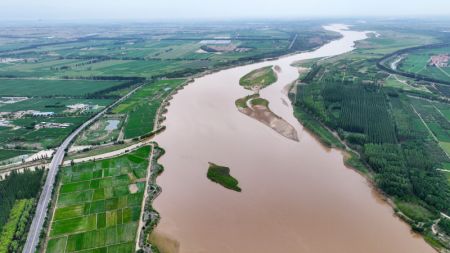 (miniature) Photo aérienne d'une section du fleuve Jaune