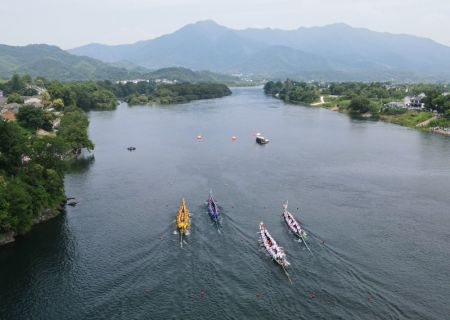 (miniature) Photo aérienne de bateaux-dragons participant à une course à Taohuatan