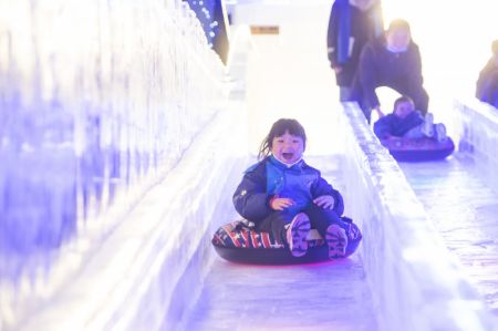 (miniature) Des enfants jouent sur un toboggan de glace lors d'un festival d'art de glace et de neige à Wuhan