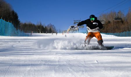 (miniature) Un skieur profite des pistes de la station de ski de Changbaishan dans la province du Jilin (nord-est)