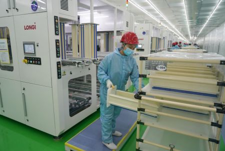 (miniature) Des ouvriers travaillent dans un atelier de LONGi Solar Technology (Xixian New Area) Co