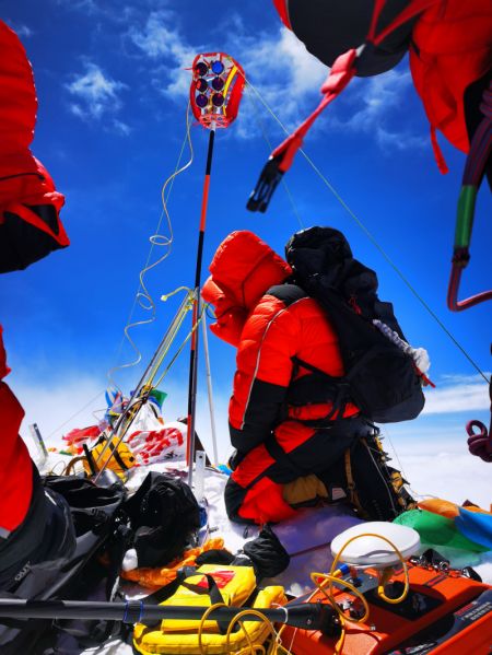 (miniature) Des géomètres chinois effectuent des relevés au sommet du mont Qomolangma