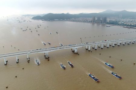 (miniature) Une photo a&eacute;rienne montre des bateaux de p&ecirc;che naviguant en mer de Chine orientale &agrave; Zhoushan