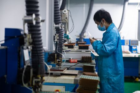 (miniature) Un employ&eacute; examine des produits dans un atelier d'une entreprise de technologie micro&eacute;lectronique dans la Zone nationale de d&eacute;veloppement industriel de haute technologie de Changde