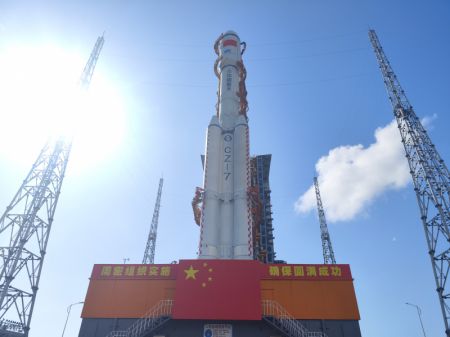 (miniature) La combinaison du vaisseau cargo Tianzhou-7 et d'une fusée porteuse Longue Marche-7 Y8 en train d'être transférée sur le site de lancement de vaisseaux spatiaux de Wenchang