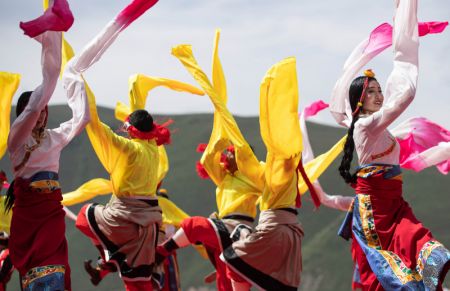 (miniature) Des acteurs exécutent une danse lors du festival culturel nomade Jinma qui a eu lieu sur la prairie de Zhaqingtang dans le district de Sertar de la préfecture autonome tibétaine de Garze