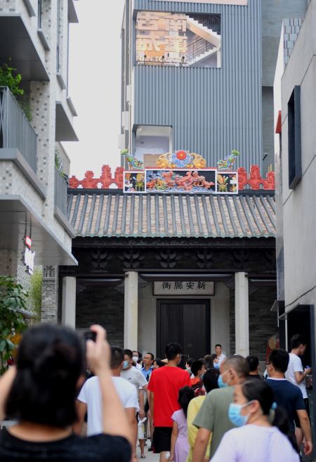 (miniature) Des touristes visitent la vieille ville de Nantou dans l'arrondissement de Nanshan