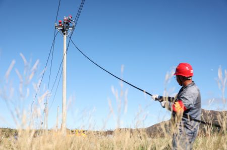 (miniature) Deux ouvriers de maintenance travaillent dans le bourg de Longlou de la ville de Wenchang