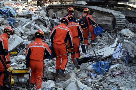 (miniature) Des secouristes chinois effectuent une opération de sauvetage dans les débris de séisme à Antakya dans la province turque de Hatay (sud)