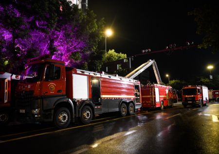 (miniature) Photo de véhicules de pompiers sur le site de l'incendie survenu dans un grand magasin de la ville de Zigong