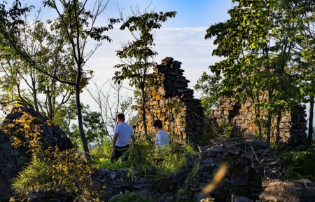 (miniature) Des touristes visitent des vestiges d'anciens villages du bourg de Minzhu dans le district de Langao