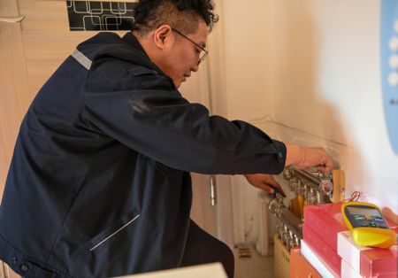 (miniature) Un employé vérifie l'équipement de chauffage dans une maison de Changchun